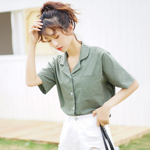 Modern női ing rövid ujjú, zöld színű zsebbel