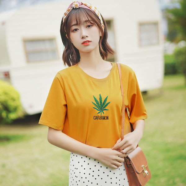 Lezser női blúz rövid ujjal és hímzéssel