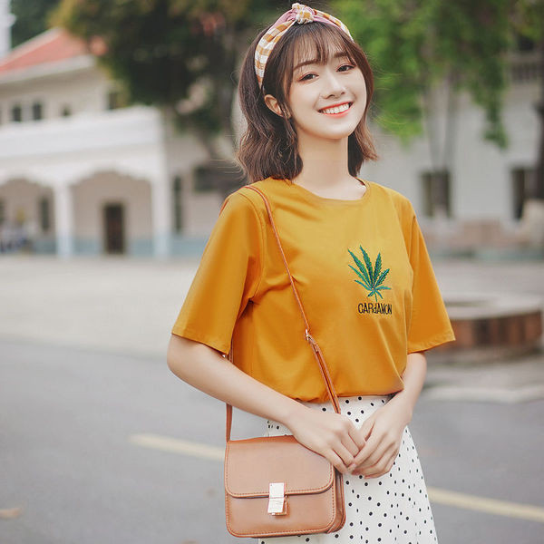 Lezser női blúz rövid ujjal és hímzéssel