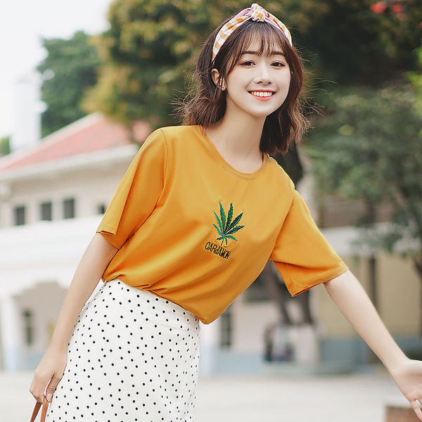 Lezser női blúz rövid ujjal és hímzéssel