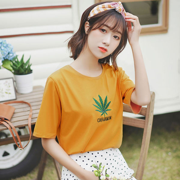 Lezser női blúz rövid ujjal és hímzéssel