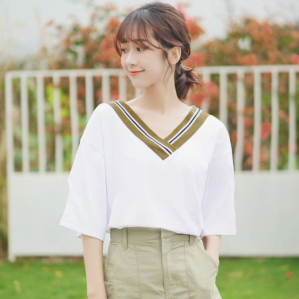 Bluză de damă modernă cu mâneci scurte și decolteu în V de culoare albă