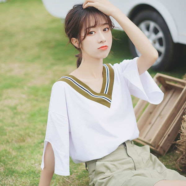 Bluză de damă modernă cu mâneci scurte și decolteu în V de culoare albă