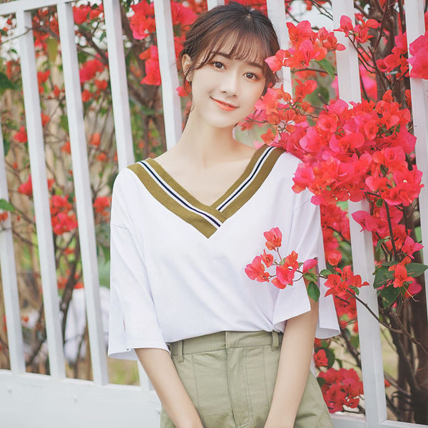 Bluză de damă modernă cu mâneci scurte și decolteu în V de culoare albă