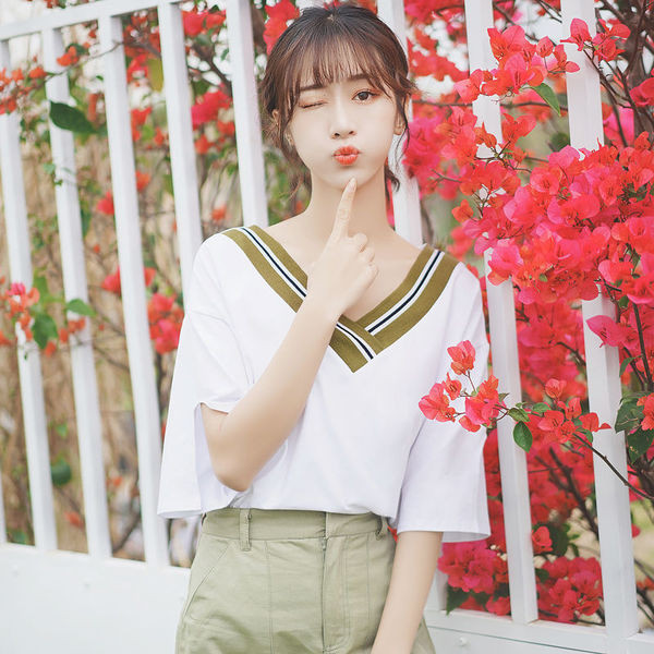 Bluză de damă modernă cu mâneci scurte și decolteu în V de culoare albă