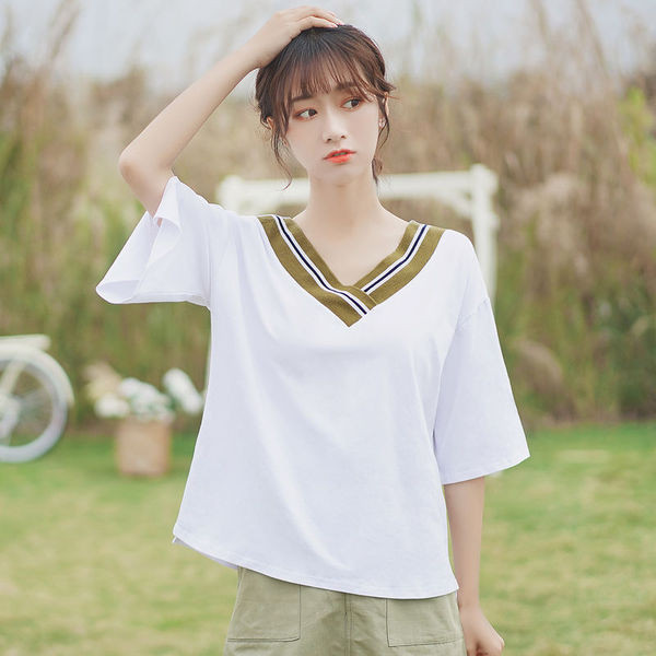 Bluză de damă modernă cu mâneci scurte și decolteu în V de culoare albă