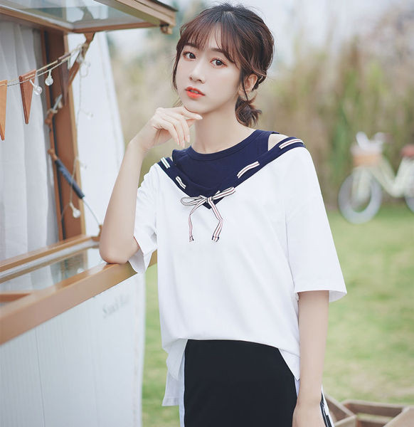 Bluză de damă elegantă cu mâneci scurte și model asimetric cu panglică