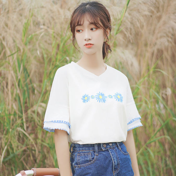 Stílusos női blúz lótusz ujjakkal és virágmotívumokkal