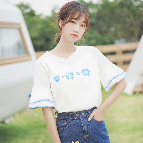 Stílusos női blúz lótusz ujjakkal és virágmotívumokkal