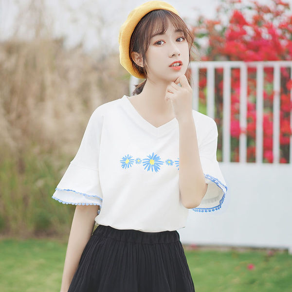 Stílusos női blúz lótusz ujjakkal és virágmotívumokkal