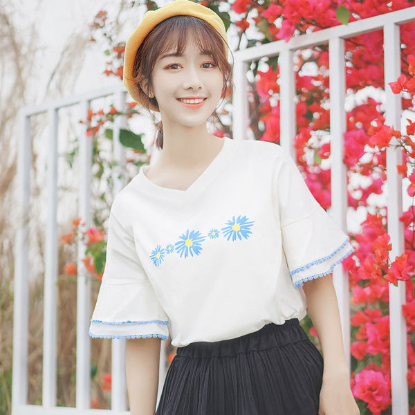 Stílusos női blúz lótusz ujjakkal és virágmotívumokkal