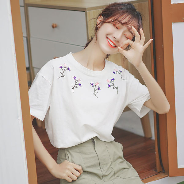 Bluză de damă modernă în alb cu broderie