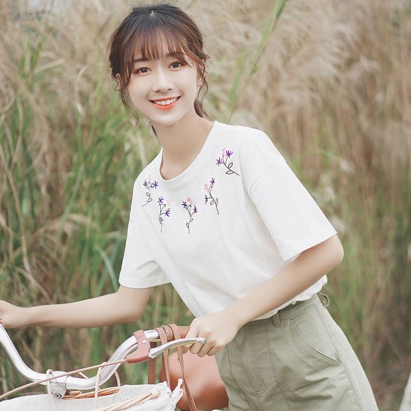 Bluză de damă modernă în alb cu broderie