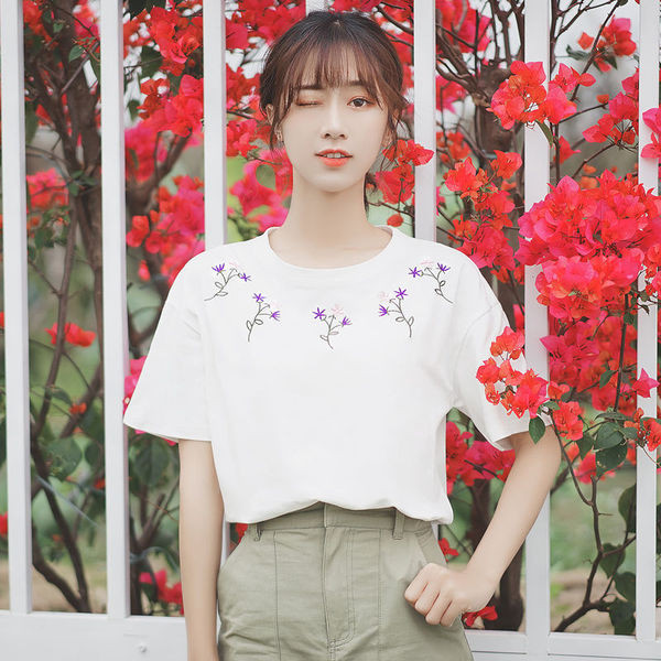 Bluză de damă modernă în alb cu broderie