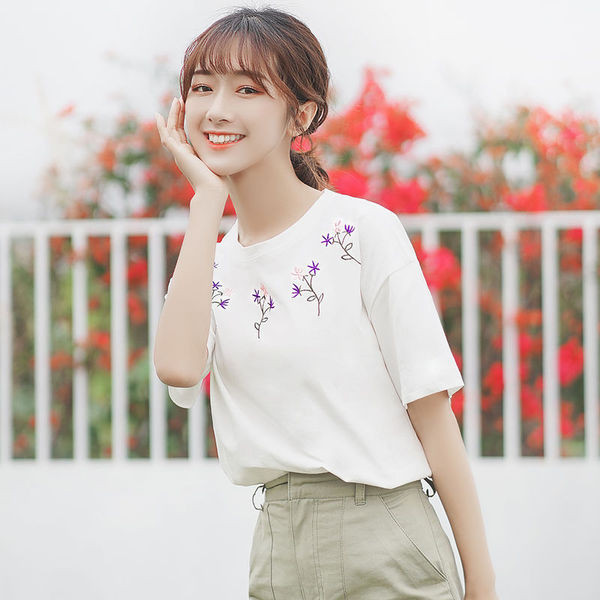 Bluză de damă modernă în alb cu broderie