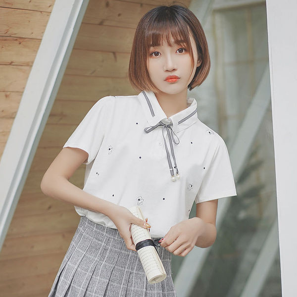 Bluză de damă elegantă cu mâneci scurte în culoarea albă, cu o panglică