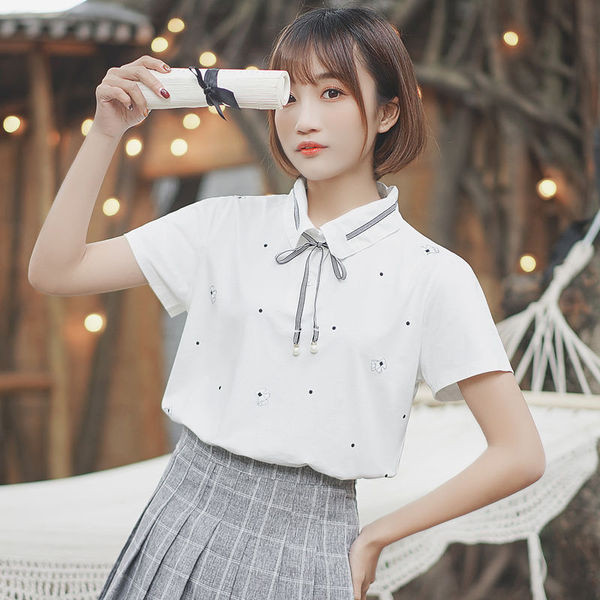 Bluză de damă elegantă cu mâneci scurte în culoarea albă, cu o panglică