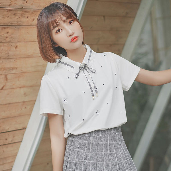 Bluză de damă elegantă cu mâneci scurte în culoarea albă, cu o panglică