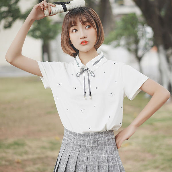 Bluză de damă elegantă cu mâneci scurte în culoarea albă, cu o panglică