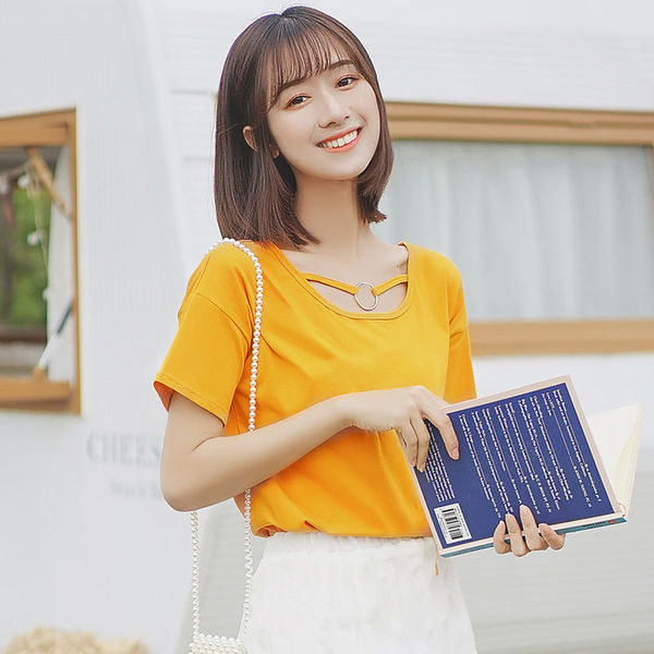 Alkalmi női blúz rövid ujjú, sárga fém elemmel