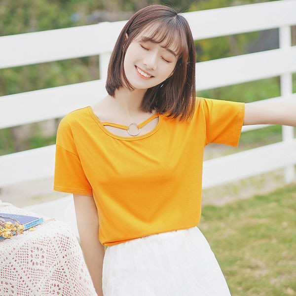 Alkalmi női blúz rövid ujjú, sárga fém elemmel