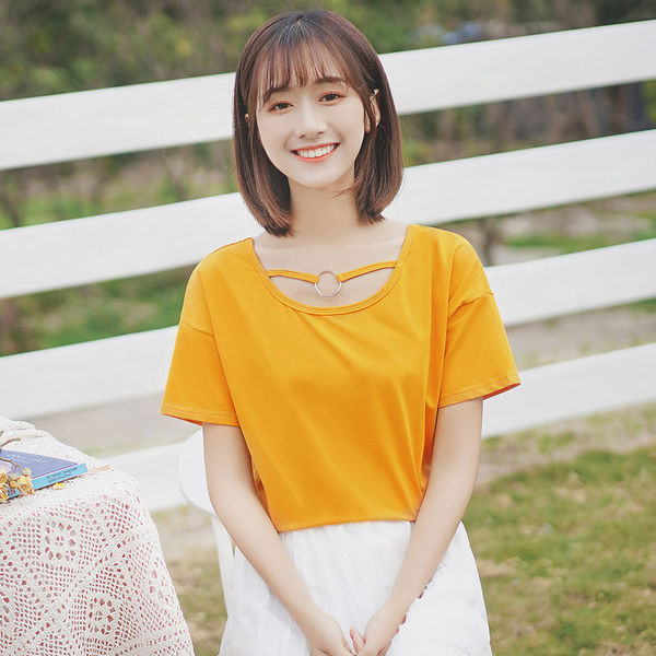 Alkalmi női blúz rövid ujjú, sárga fém elemmel