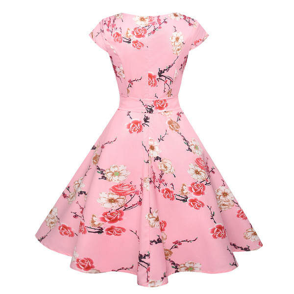 Μοντέρνο κορίτσι μοντέλο κοπής με floral σχέδια σε ροζ χρώμα