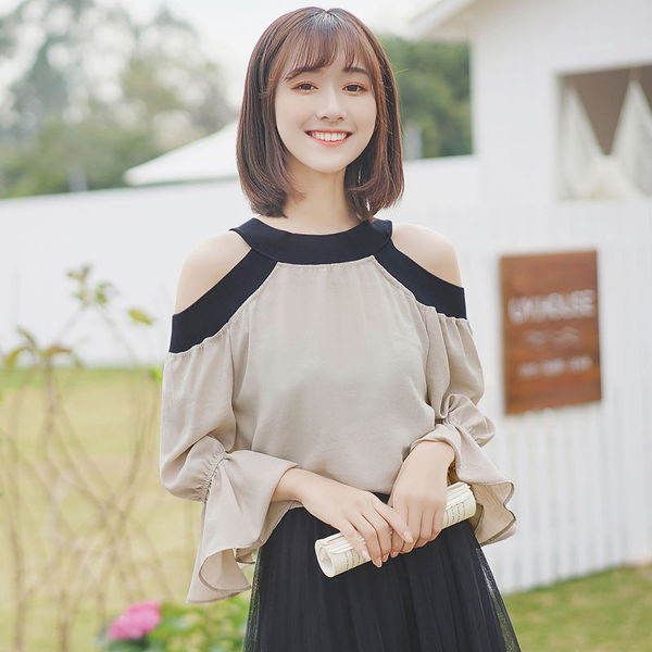 Modern női blúz csupasz vállal, krémszínű