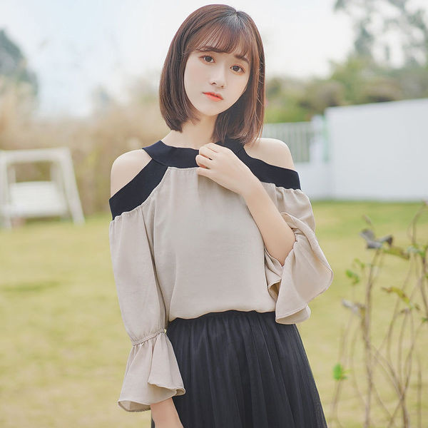 Modern női blúz csupasz vállal, krémszínű