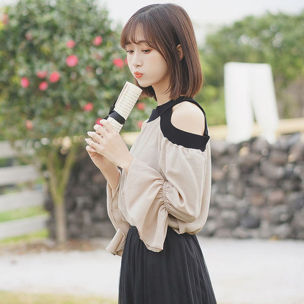 Modern női blúz csupasz vállal, krémszínű