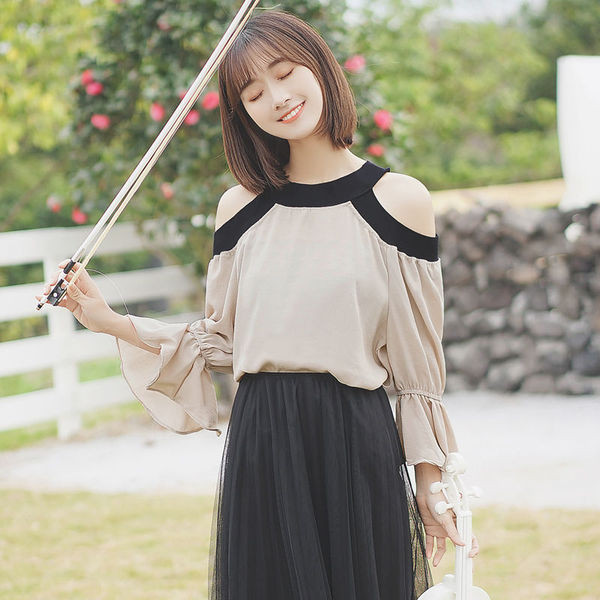 Modern női blúz csupasz vállal, krémszínű