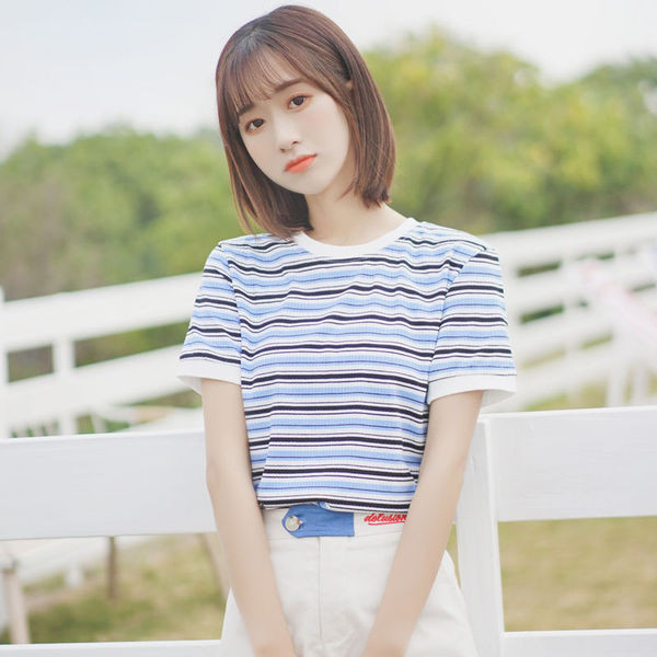 Bluză casual de damă cu dungi în două culori cu mâneci scurte