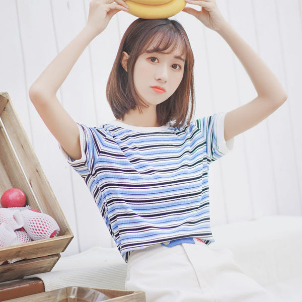 Bluză casual de damă cu dungi în două culori cu mâneci scurte