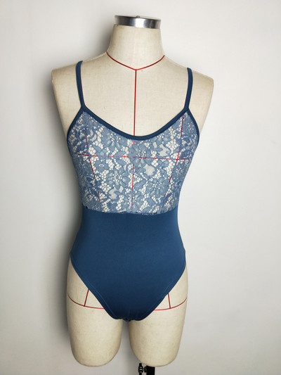 Κομψό γυναικείο σώμα με δαντέλα σε μπλε χρώμα