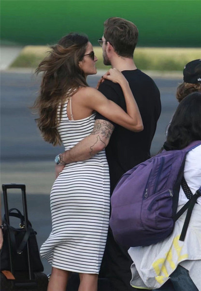 Alkalmi női csíkos ruha széles pántokkal