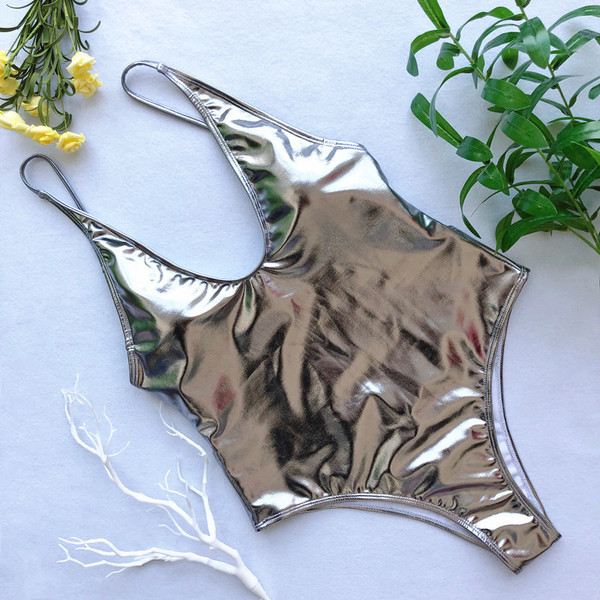 Ένα πλήρες μαγιό με χρυσή και χρυσή ασημί πλάτη