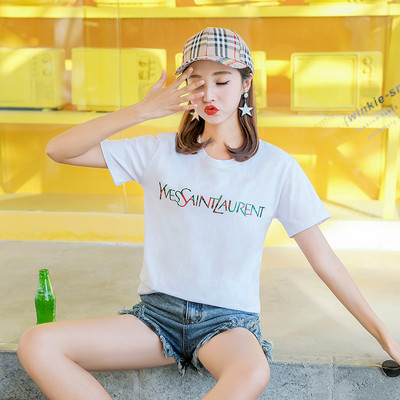 Tricou de damă modern cu mâneci scurte și inscripție colorată în mai multe culori