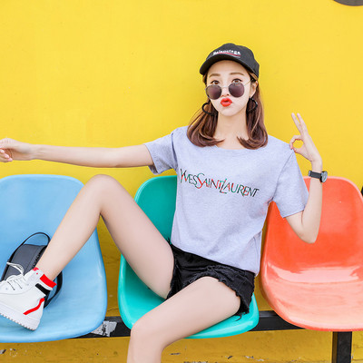 Tricou de damă modern cu mâneci scurte și inscripție colorată în mai multe culori