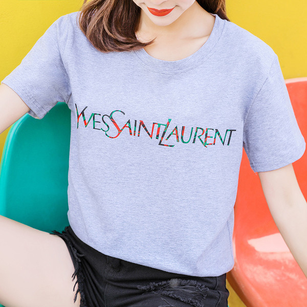 Tricou de damă modern cu mâneci scurte și inscripție colorată în mai multe culori