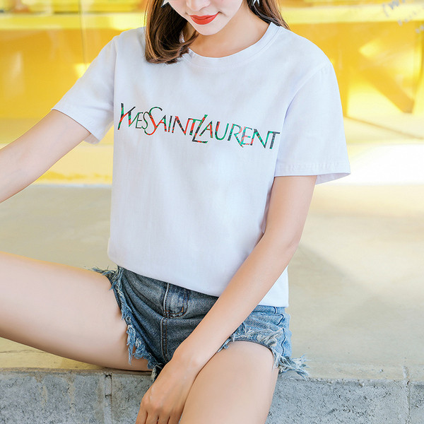 Tricou de damă modern cu mâneci scurte și inscripție colorată în mai multe culori