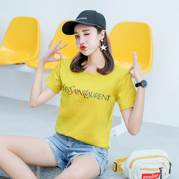 Tricou de damă modern cu mâneci scurte și inscripție colorată în mai multe culori