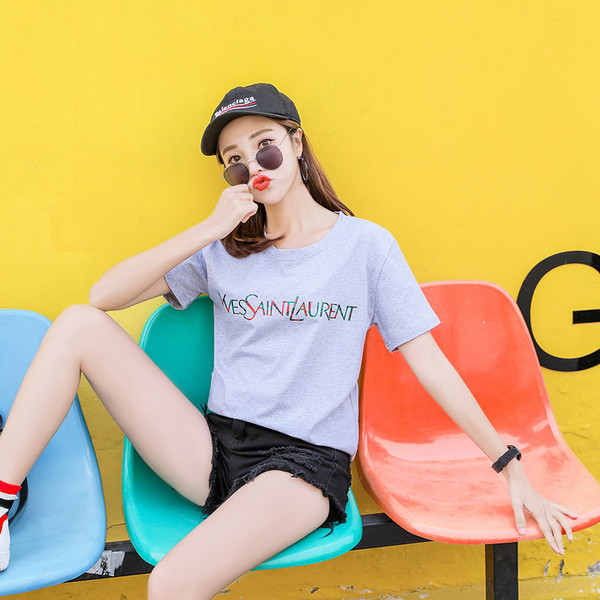 Tricou de damă modern cu mâneci scurte și inscripție colorată în mai multe culori