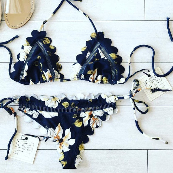 Női fürdőruha virágos motívumokkal