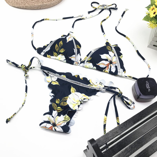 Női fürdőruha virágos motívumokkal