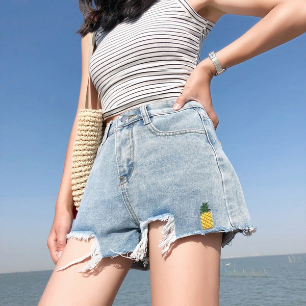 Pantaloni scurti moderni de dama cu broderie