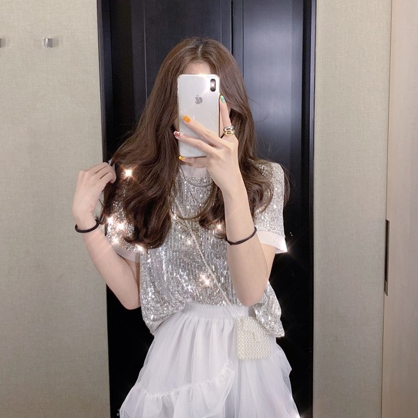 Μοντέρνα γυναικεία μπλούζα και πούλιες