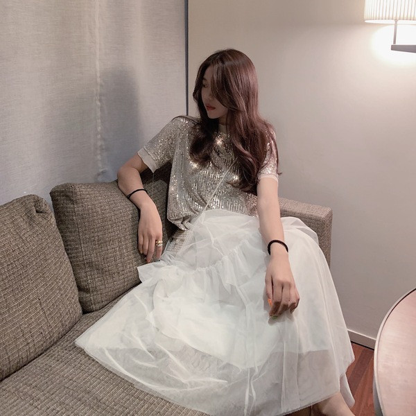 Μοντέρνα γυναικεία μπλούζα και πούλιες