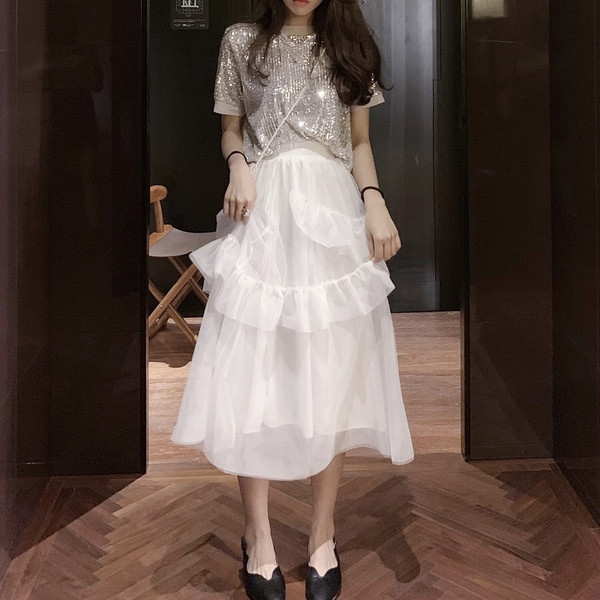 Μοντέρνα γυναικεία μπλούζα και πούλιες