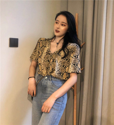 Modern női póló rövid ujjal, mintával, V-nyakkal