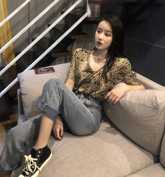 Modern női póló rövid ujjal, mintával, V-nyakkal